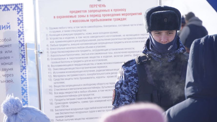 В Нарьян-Маре росгвардейцы обеспечили безопасность снегоходного кросса и гонок на оленьих упряжках