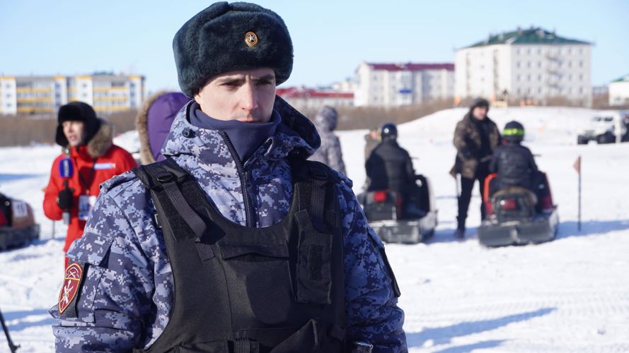 В Нарьян-Маре росгвардейцы обеспечили безопасность снегоходного кросса и гонок на оленьих упряжках