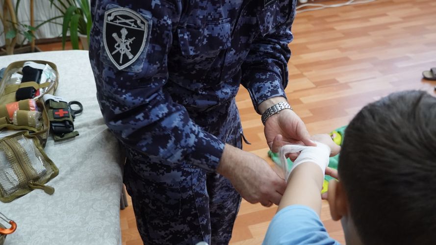 В Нарьян-Маре росгвардейцы обучили воспитанников подшефного детского дома помощи пострадавшим