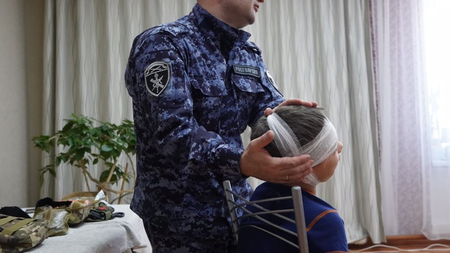 В Нарьян-Маре росгвардейцы обучили воспитанников подшефного детского дома помощи пострадавшим