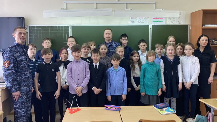 Росгвардейцы помогают школьникам Нарьян-Мара с выбором вуза и будущей профессии