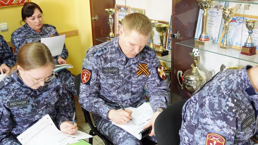 В Ненецком автономном округе росгвардейцы ответили на вопросы юбилейного Диктанта Победы