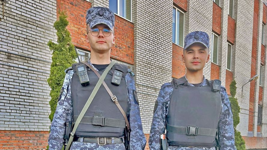 Военнослужащий Росгвардии из Нарьян-Мара помог сломавшей руку петербурженке