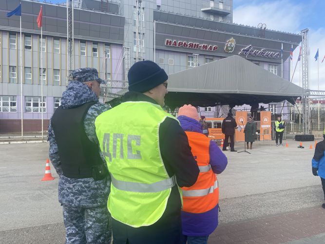 В Нарьян-Маре Росгвардия и полиция обеспечили безопасность обучения школьников правилам дорожного движения