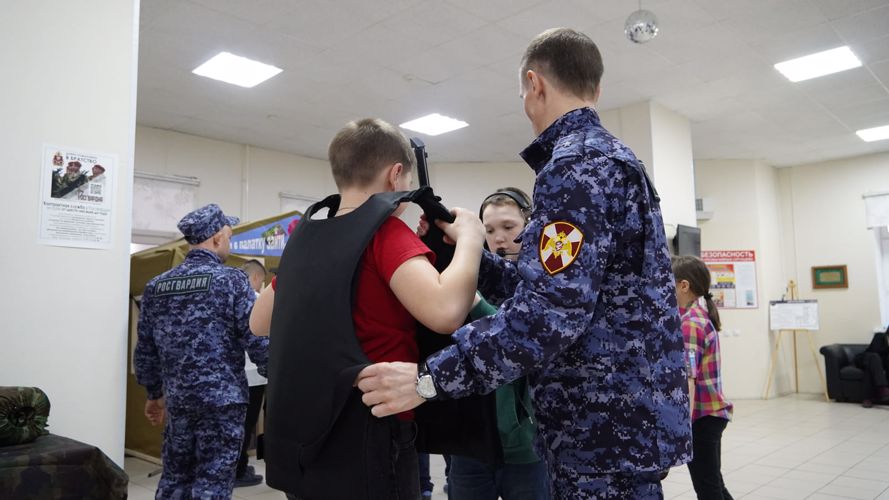 В Нарьян-Маре Росгвардия открыла интерактивную выставку для участников акции «Ночь музеев»