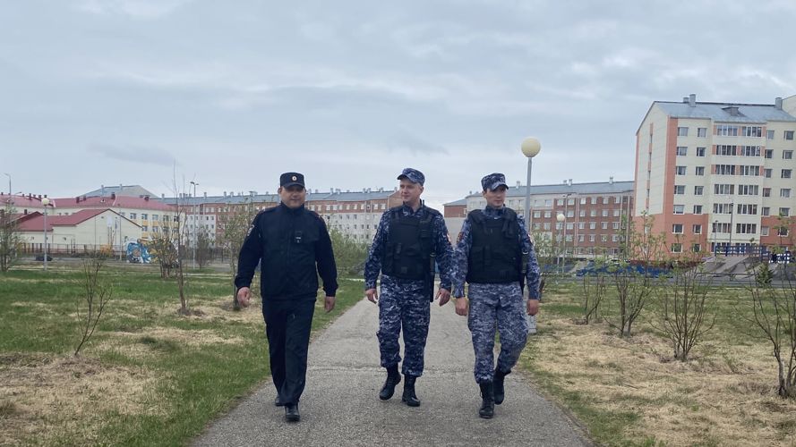 Росгвардия и полиция обеспечили безопасность участников массового общегородского субботника в Нарьян-Маре