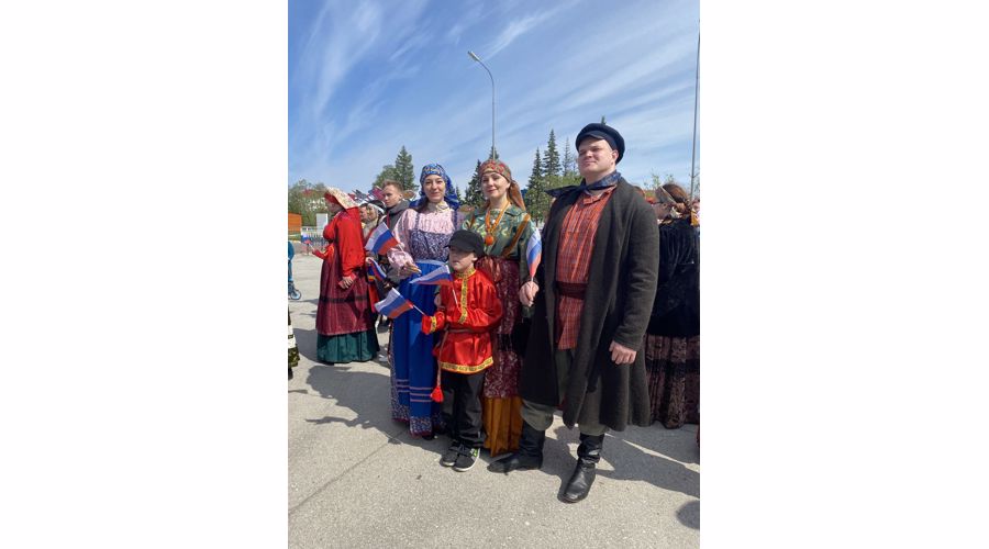 В Нарьян-Маре росгвардейцы поддержали Всероссийскую акцию «Надень народное на День России»