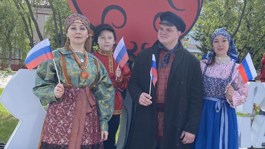 В Нарьян-Маре росгвардейцы поддержали Всероссийскую акцию «Надень народное на День России»