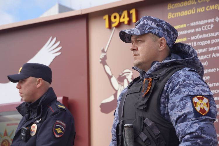 В День памяти и скорби в Нарьян-Маре офицеры и ветераны Росгвардии возложили цветы к Вечному огню