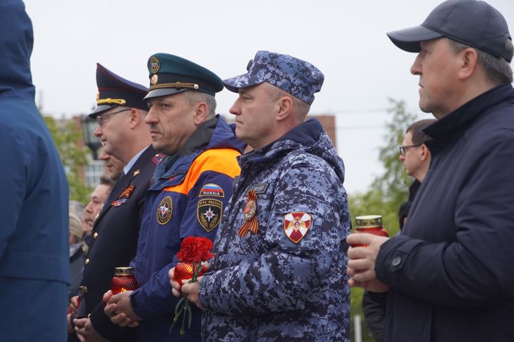 В День памяти и скорби в Нарьян-Маре офицеры и ветераны Росгвардии возложили цветы к Вечному огню