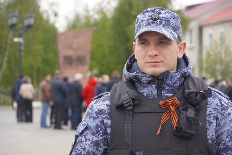 В День памяти и скорби в Нарьян-Маре офицеры и ветераны Росгвардии возложили цветы к Вечному огню
