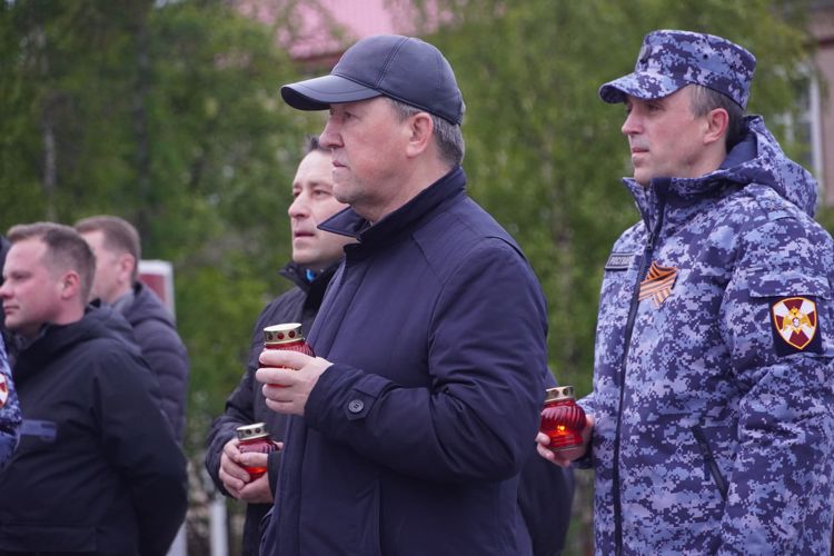 В День памяти и скорби в Нарьян-Маре офицеры и ветераны Росгвардии возложили цветы к Вечному огню