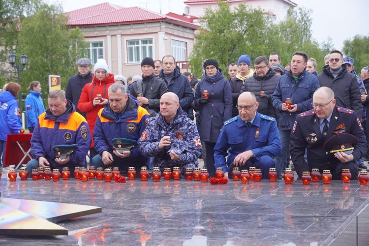 В День памяти и скорби в Нарьян-Маре офицеры и ветераны Росгвардии возложили цветы к Вечному огню