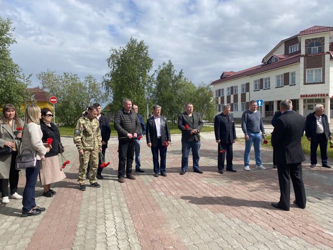 В Нарьян-Маре офицеры и ветераны Росгвардии возложили цветы в память об участниках боевых действий