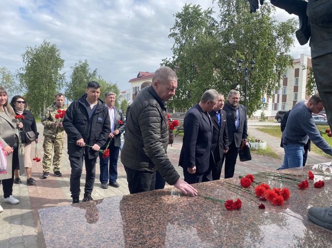 В Нарьян-Маре офицеры и ветераны Росгвардии возложили цветы в память об участниках боевых действий