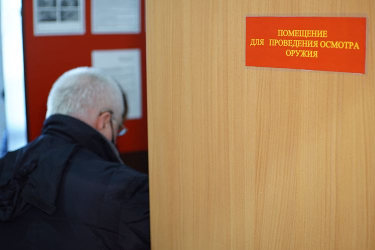 Инспекторы Росгвардии информируют жителей Нарьян-Мара и округа о запрете на самостоятельный ремонт основных частей оружия