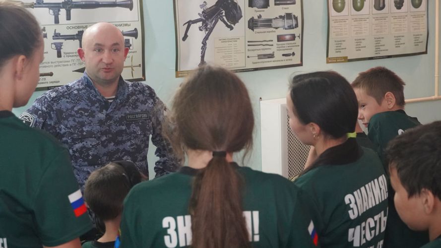 Ко Дню учителя росгвардейцы Ненецкого автономного округа провели интерактивное занятие для школьников