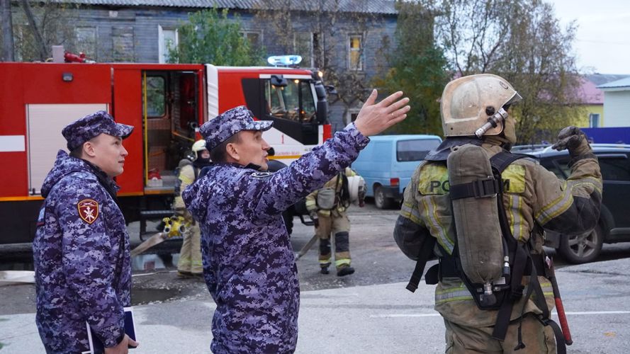 В Нарьян-Маре провели совместную противопожарную тренировку Росгвардии и МЧС России