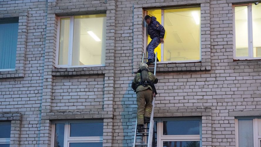 В Нарьян-Маре провели совместную противопожарную тренировку Росгвардии и МЧС России