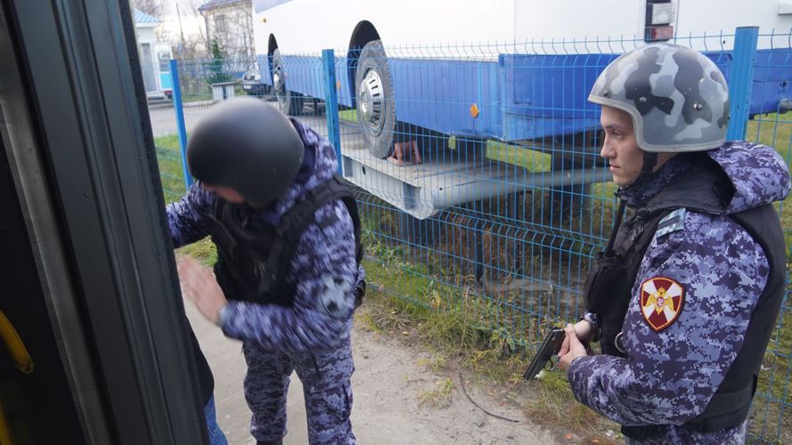 В Нарьян-Маре Росгвардия провела тренировку по обеспечению безопасности пассажирского транспорта
