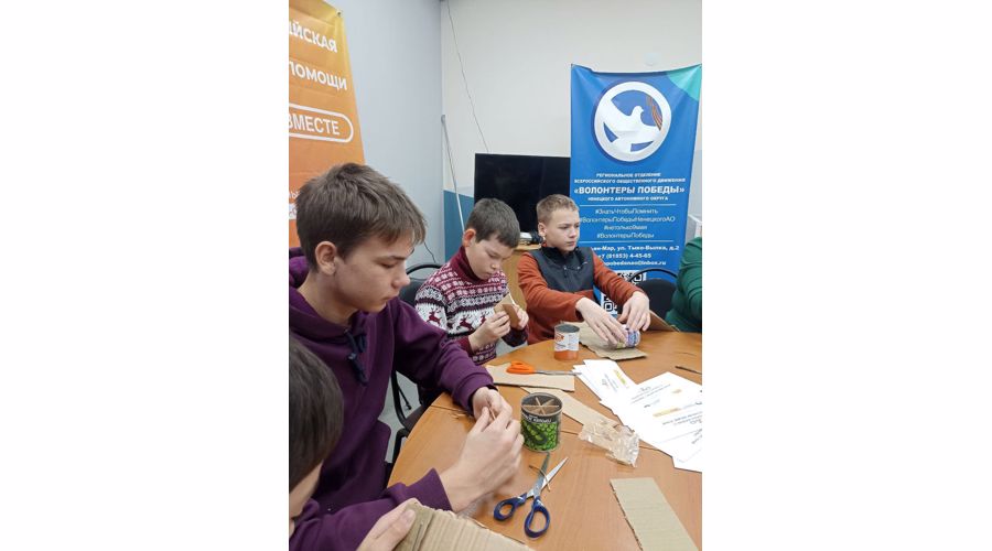 В Нарьян-Маре росгвардеец обучил волонтеров изготовлению автономных источников тепла и света