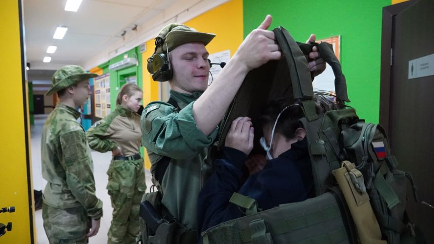 В Нарьян-Маре офицеры Росгвардии и активисты ФСТИ НАО провели военно-патриотическую игру для школьников
