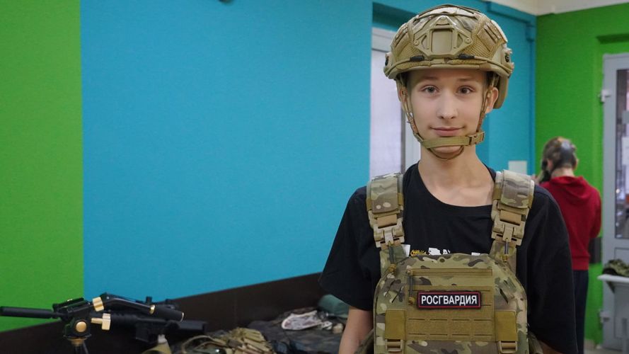 В Нарьян-Маре офицеры Росгвардии и активисты ФСТИ НАО провели военно-патриотическую игру для школьников