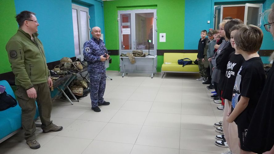 В Нарьян-Маре офицеры Росгвардии и активисты ФСТИ НАО провели военно-патриотическую игру для школьников
