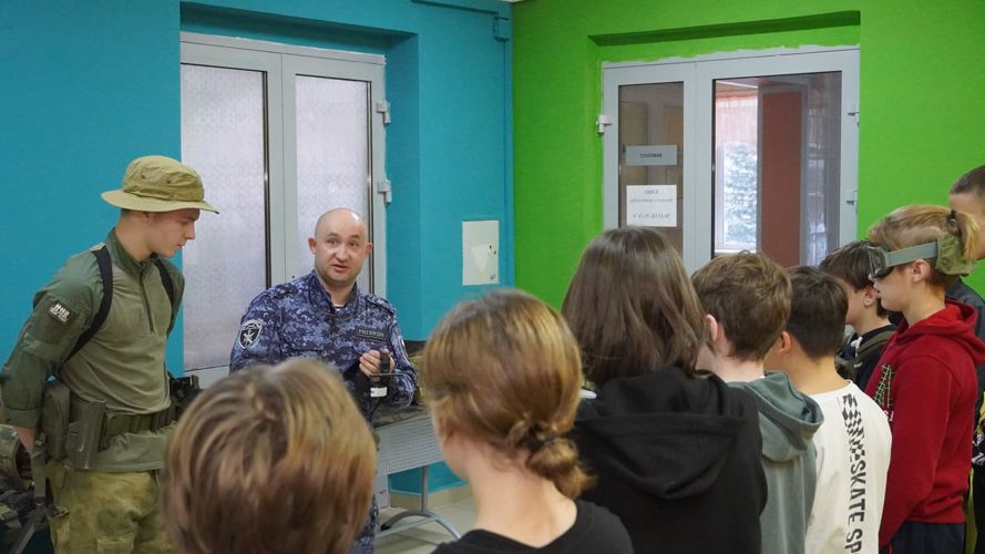 В Нарьян-Маре офицеры Росгвардии и активисты ФСТИ НАО провели военно-патриотическую игру для школьников