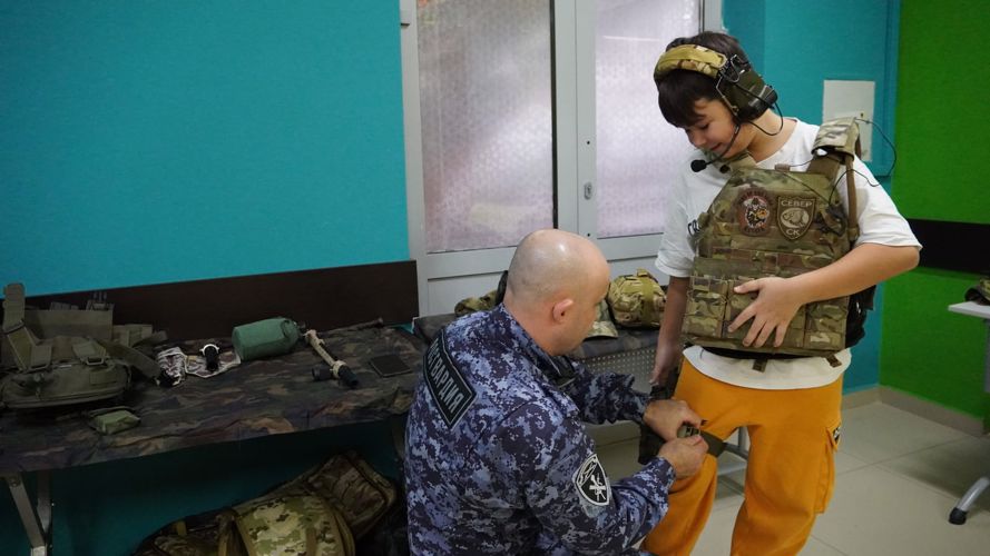 В Нарьян-Маре офицеры Росгвардии и активисты ФСТИ НАО провели военно-патриотическую игру для школьников