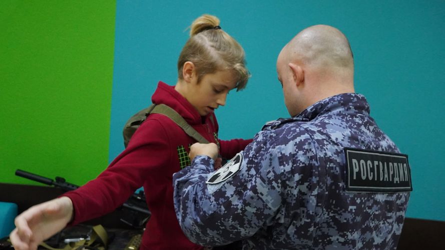 В Нарьян-Маре офицеры Росгвардии и активисты ФСТИ НАО провели военно-патриотическую игру для школьников