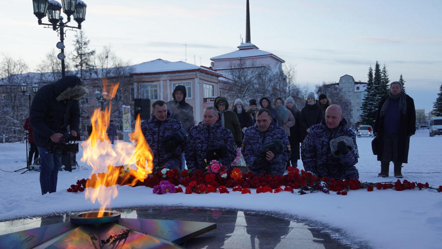В Нарьян-Маре росгвардейцы возложили цветы к Вечному огню в День Неизвестного Солдата