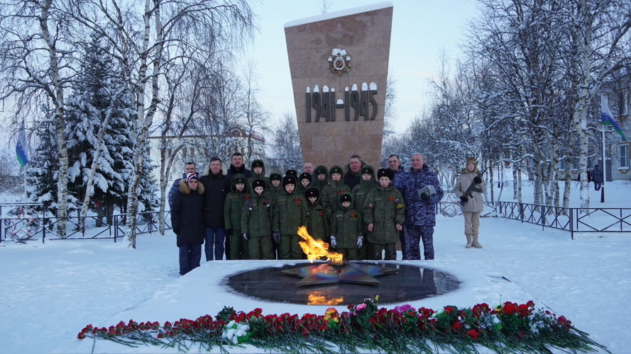 В Нарьян-Маре росгвардейцы возложили цветы к Вечному огню в День Неизвестного Солдата