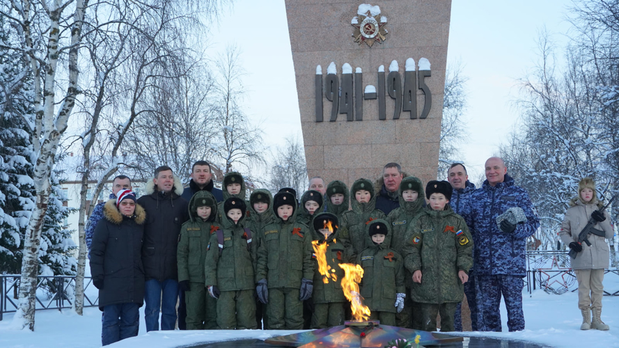 В Нарьян-Маре росгвардейцы возложили цветы к Вечному огню в День Неизвестного Солдата