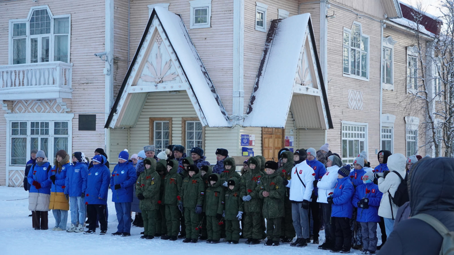 В Нарьян-Маре росгвардейцы возложили цветы к Вечному огню в День Неизвестного Солдата