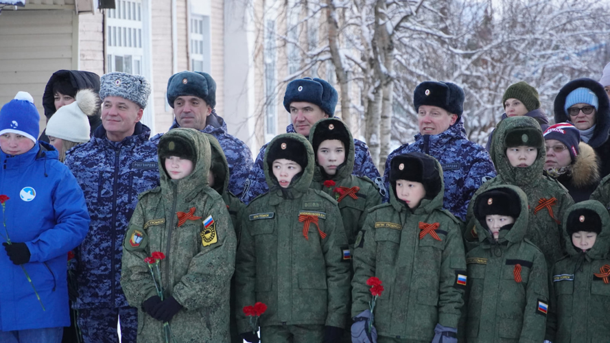 В Нарьян-Маре росгвардейцы возложили цветы к Вечному огню в День Неизвестного Солдата