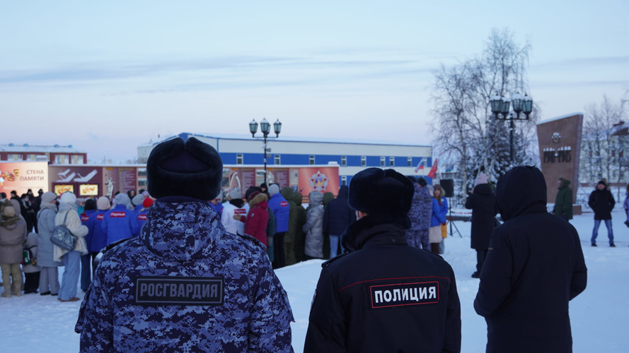 В Нарьян-Маре росгвардейцы возложили цветы к Вечному огню в День Неизвестного Солдата