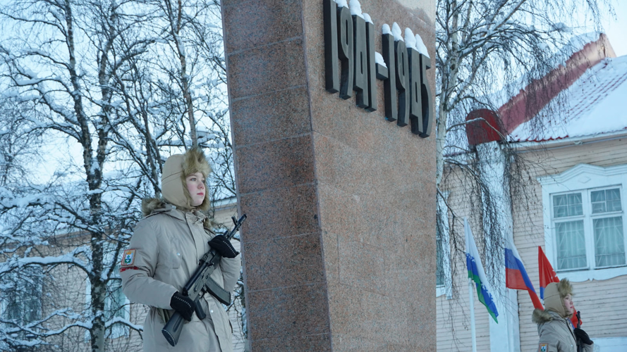 В Нарьян-Маре росгвардейцы возложили цветы к Вечному огню в День Неизвестного Солдата