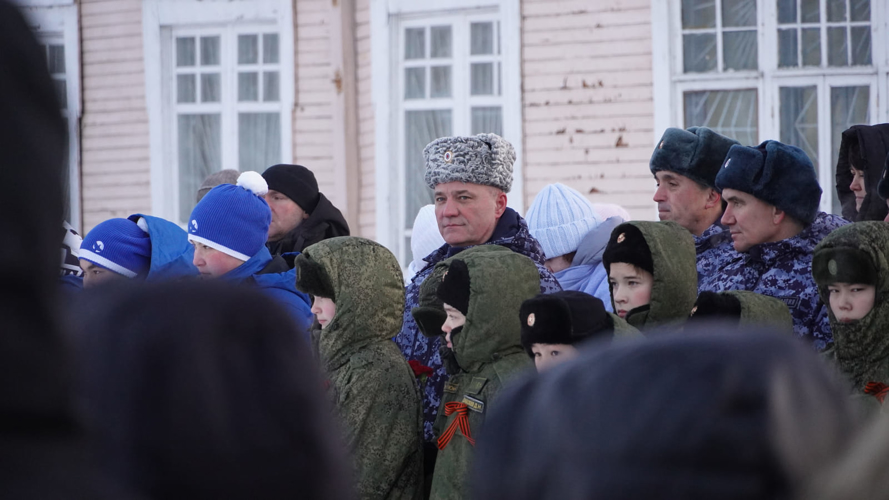 В Нарьян-Маре росгвардейцы возложили цветы к Вечному огню в День Неизвестного Солдата