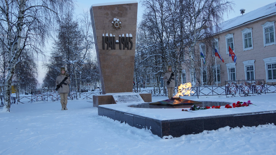 В Нарьян-Маре росгвардейцы возложили цветы к Вечному огню в День Неизвестного Солдата