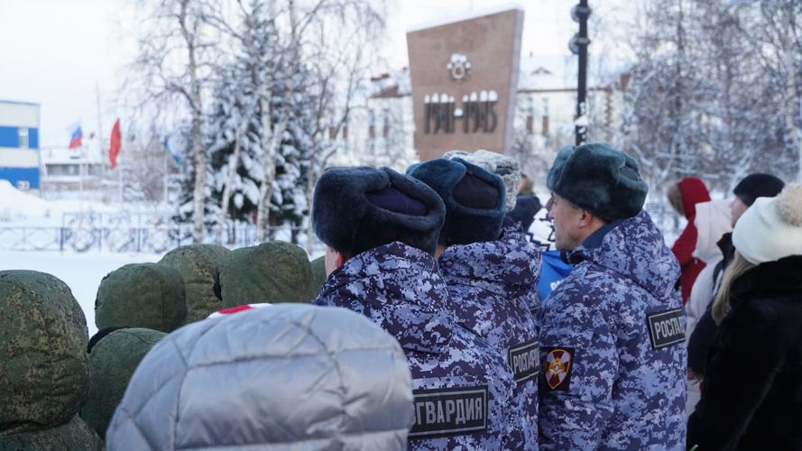 В Нарьян-Маре росгвардейцы возложили цветы к Вечному огню в День Неизвестного Солдата