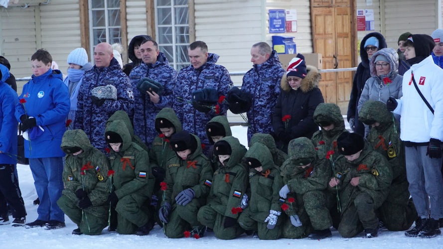 В Нарьян-Маре росгвардейцы возложили цветы к Вечному огню в День Неизвестного Солдата