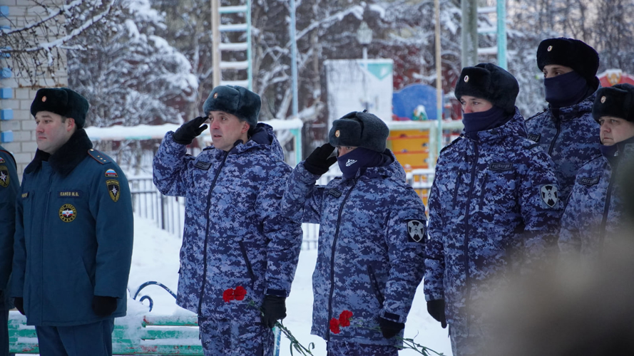 Росгвардейцы Ненецкого автономного округа приняли участие в открытии памятной доски в честь Героя России