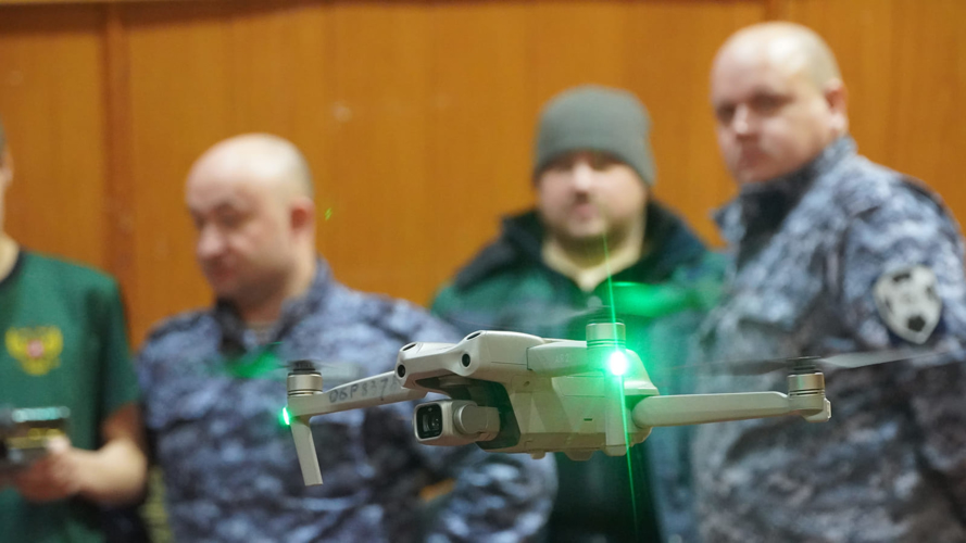В Ненецком автономном округе росгвардейцы обучили школьников основам рукопашного боя и управления дронами