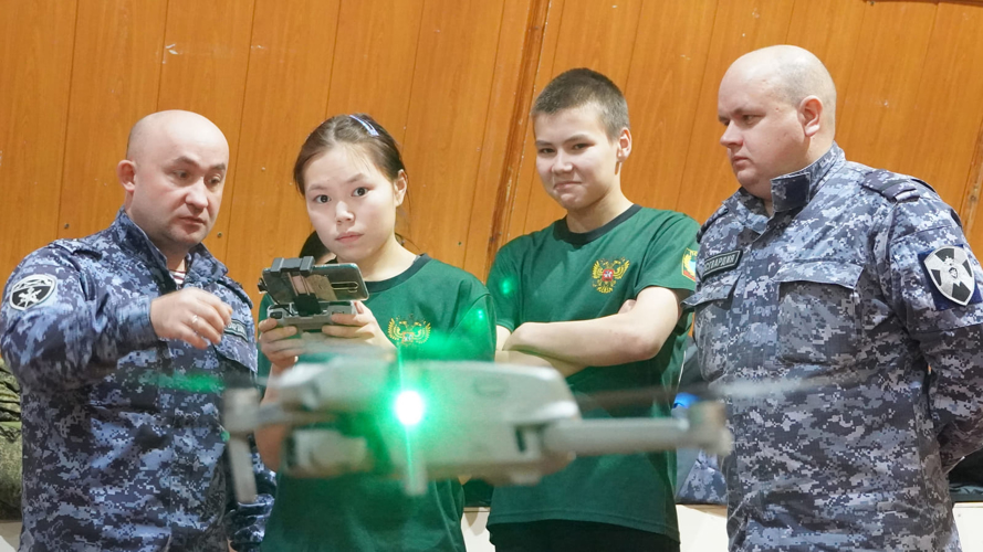 В Ненецком автономном округе росгвардейцы обучили школьников основам рукопашного боя и управления дронами