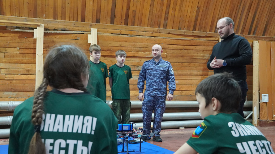 В Ненецком автономном округе росгвардейцы обучили школьников основам рукопашного боя и управления дронами