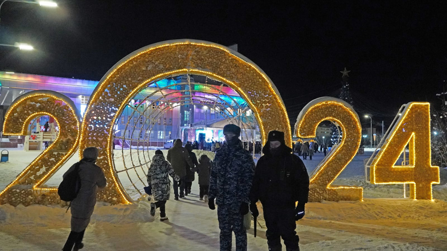 Росгвардия и полиция обеспечили безопасность открытия главной новогодней ели в Нарьян-Маре