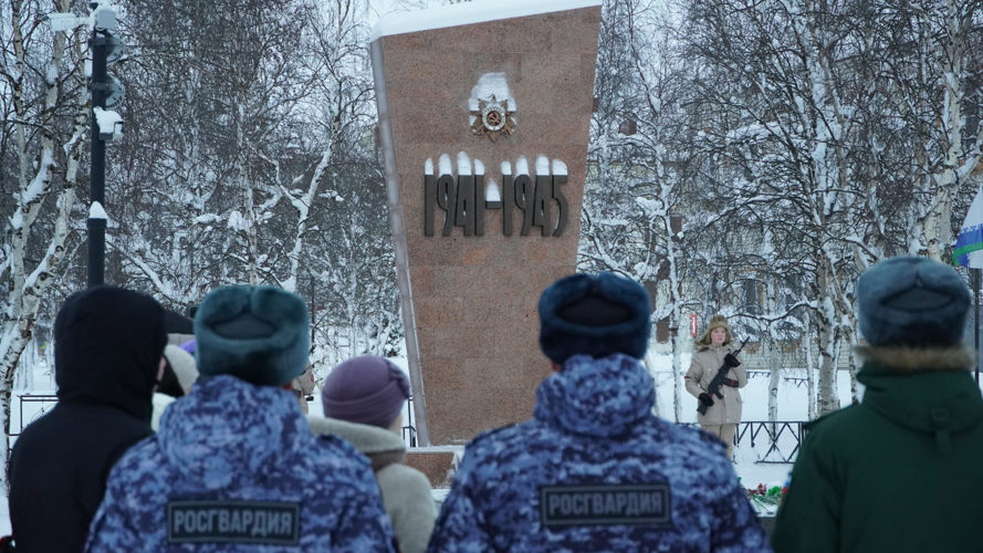 В Нарьян-Маре росгвардейцы почтили память Героев Отечества