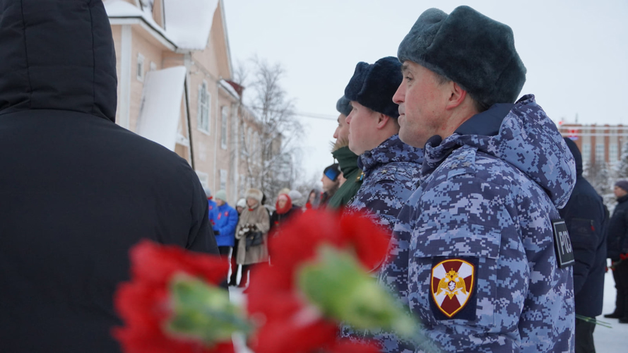 В Нарьян-Маре росгвардейцы почтили память Героев Отечества