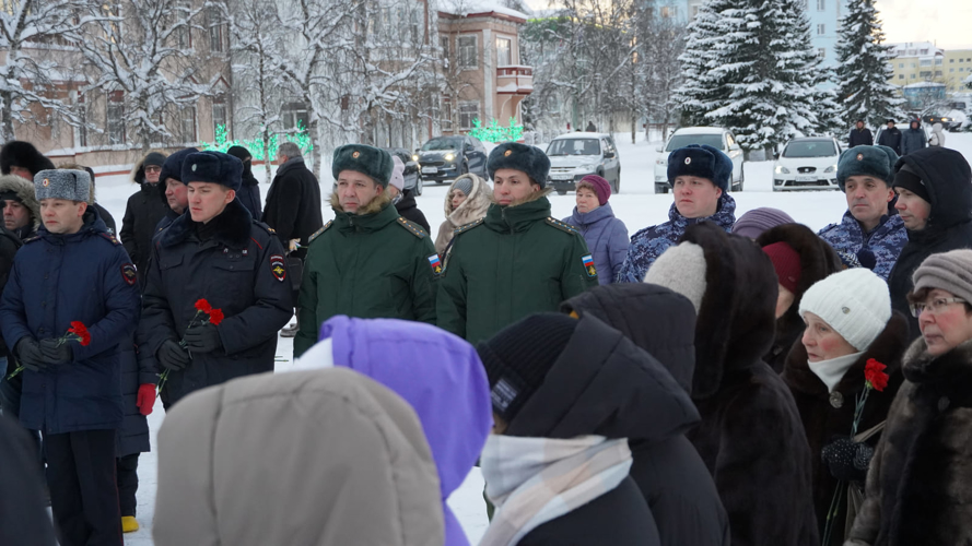 В Нарьян-Маре росгвардейцы почтили память Героев Отечества
